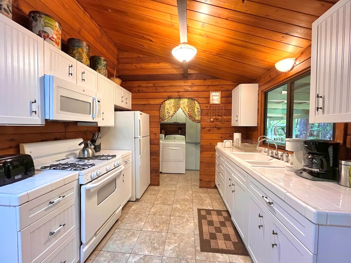Cabin in Volcano · ★4.84 · 2 bedrooms · 3 beds · 1 bath - Photo 3