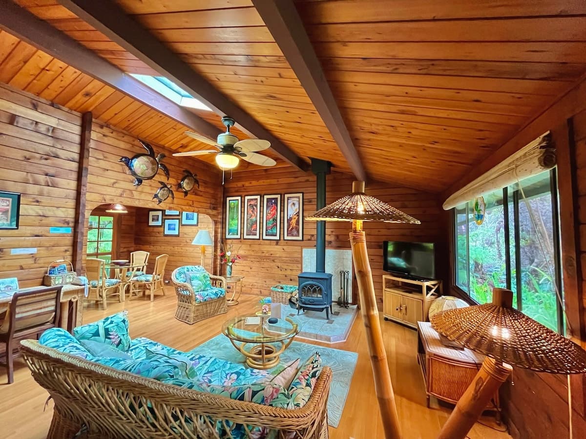 Cabin in Volcano · ★4.84 · 2 bedrooms · 3 beds · 1 bath - Photo 2