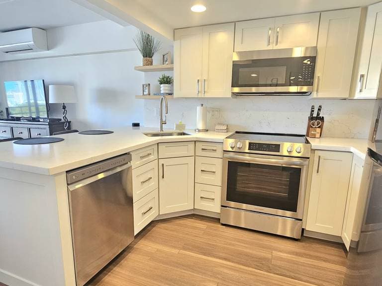 Condo in Honolulu · ★4.91 · Studio · 2 beds · 1 private bath - Photo 5