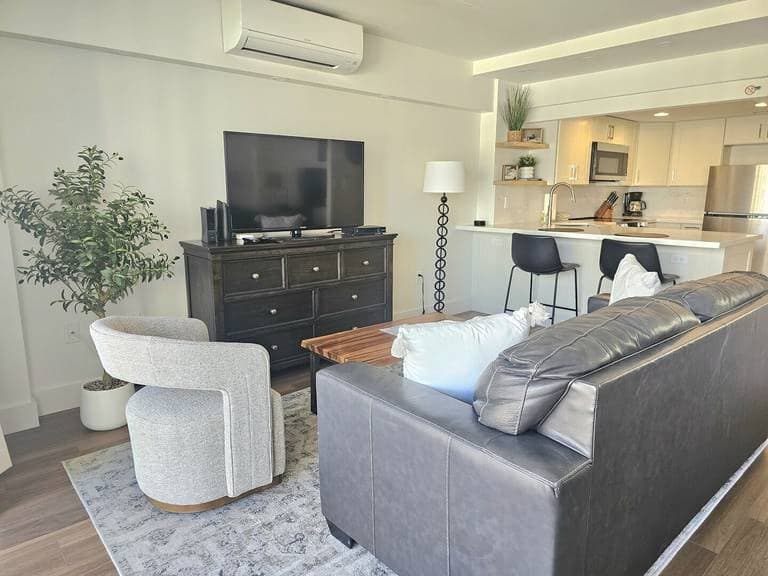 Condo in Honolulu · ★4.91 · Studio · 2 beds · 1 private bath - Photo 3