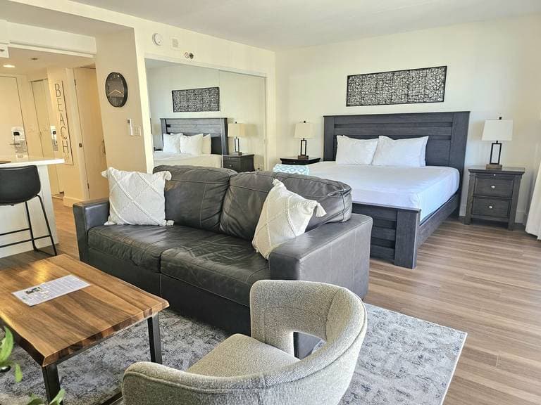 Condo in Honolulu · ★4.91 · Studio · 2 beds · 1 private bath - Photo 4