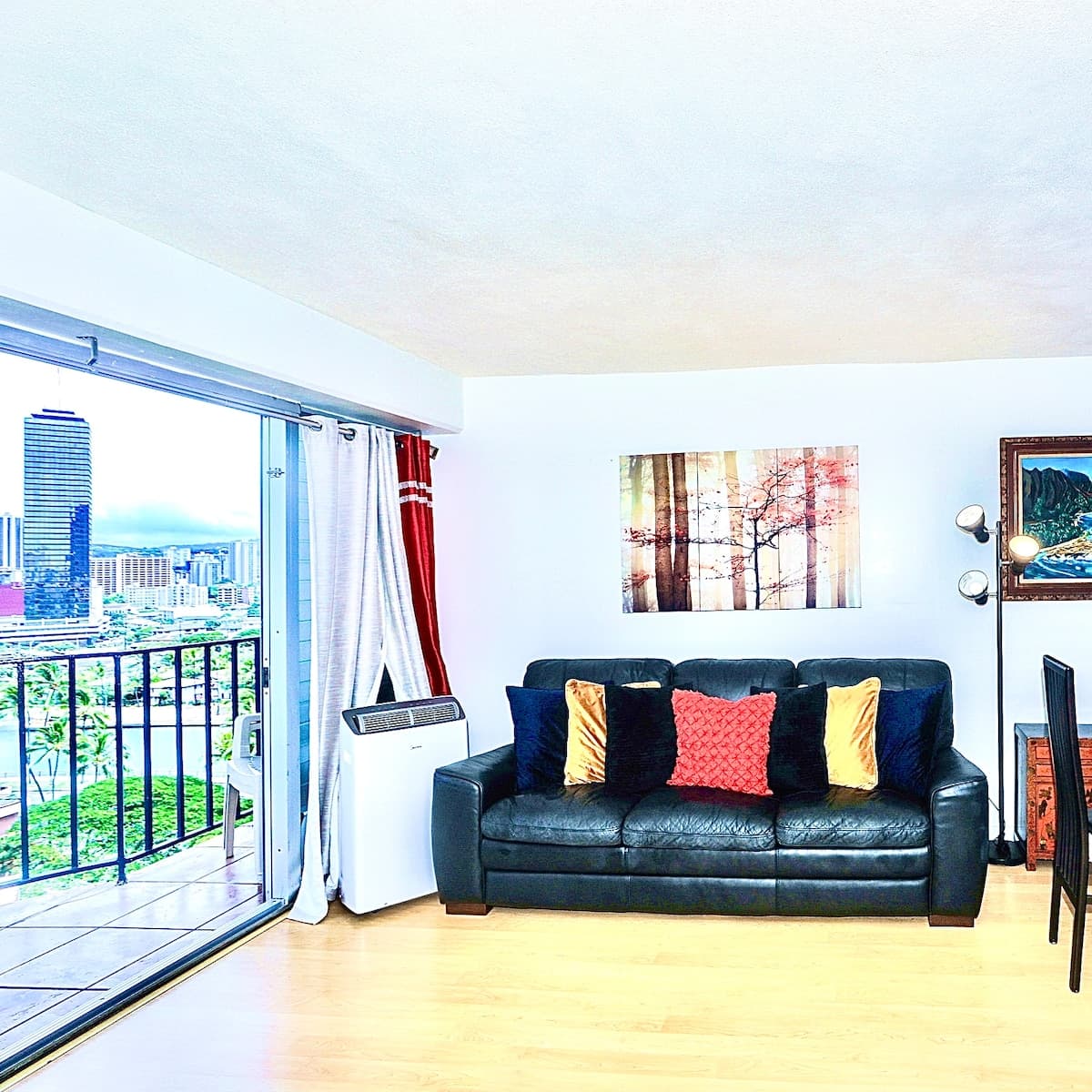 Condo in Honolulu · ★4.75 · 2 bedrooms · 3 beds · 1 private bath - Photo 4
