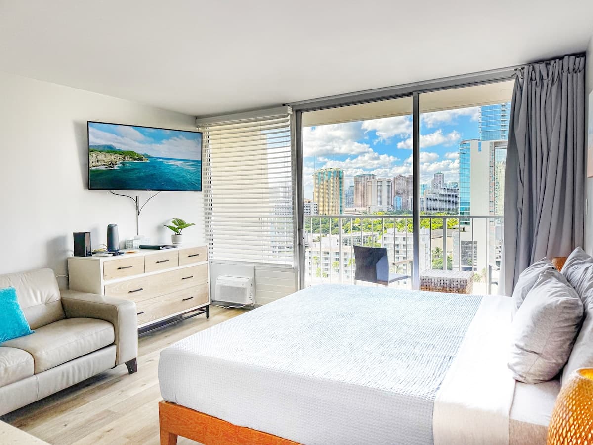 Condo in Honolulu · ★4.9 · Studio · 1 bed · 1 private bath - Photo 1