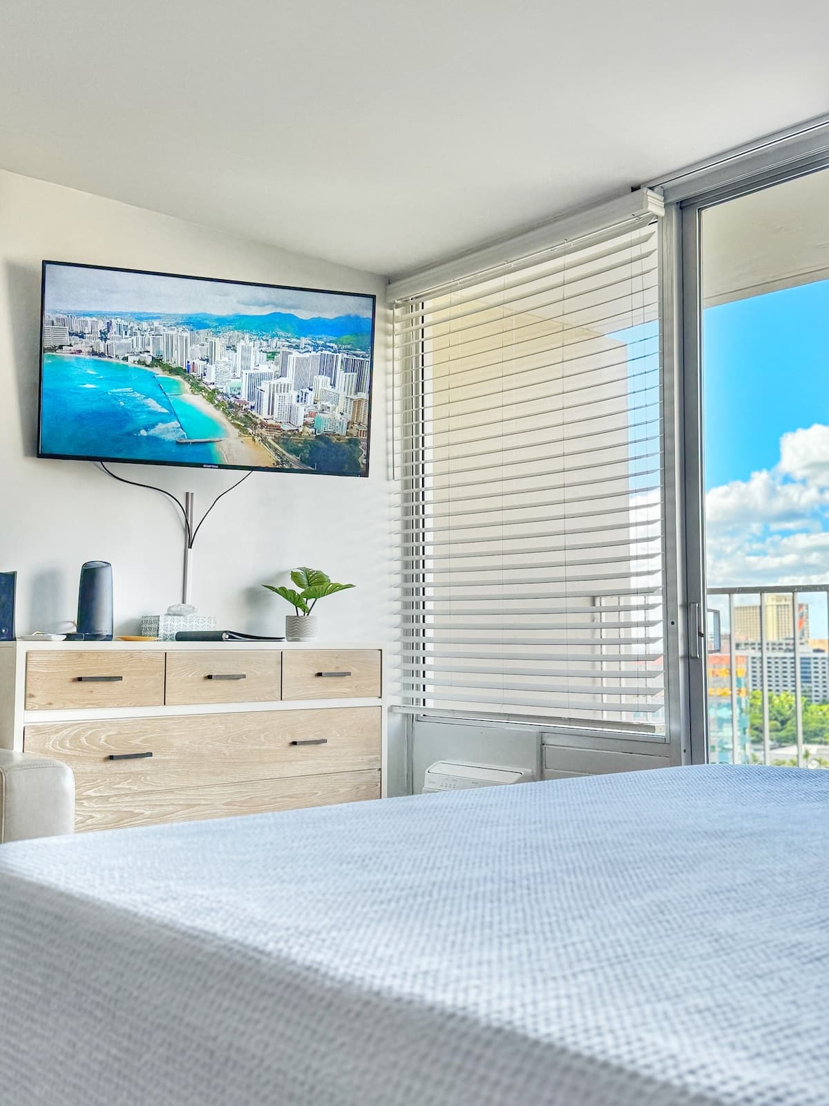Condo in Honolulu · ★4.9 · Studio · 1 bed · 1 private bath - Photo 2