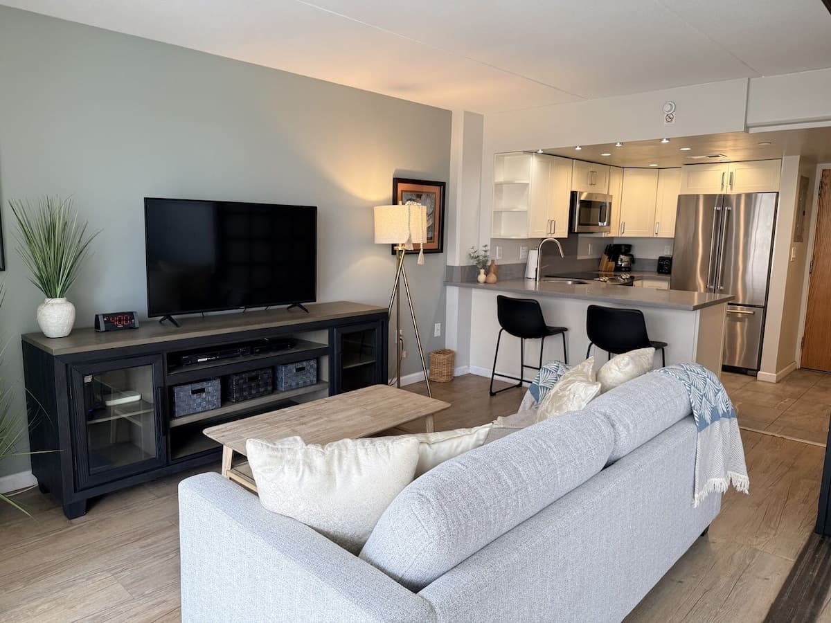 Condo in Honolulu · ★5.0 · 1 bedroom · 2 beds · 1 private bath - Photo 1
