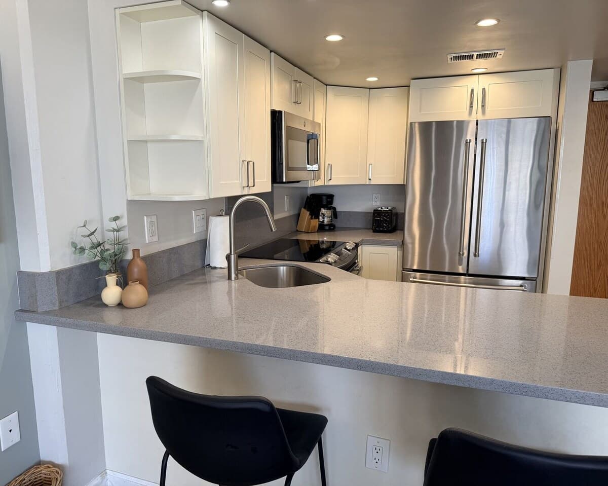 Condo in Honolulu · ★5.0 · 1 bedroom · 2 beds · 1 private bath - Photo 5