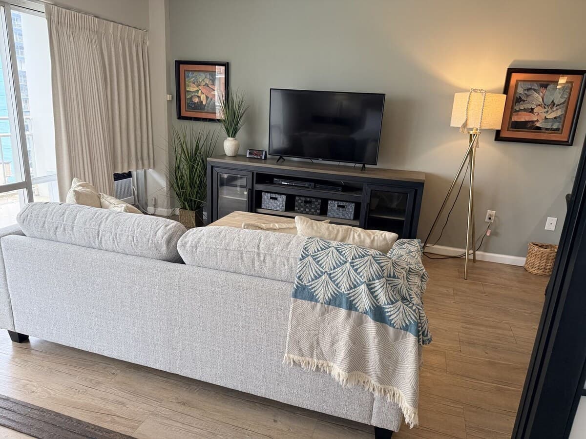 Condo in Honolulu · ★5.0 · 1 bedroom · 2 beds · 1 private bath - Photo 2