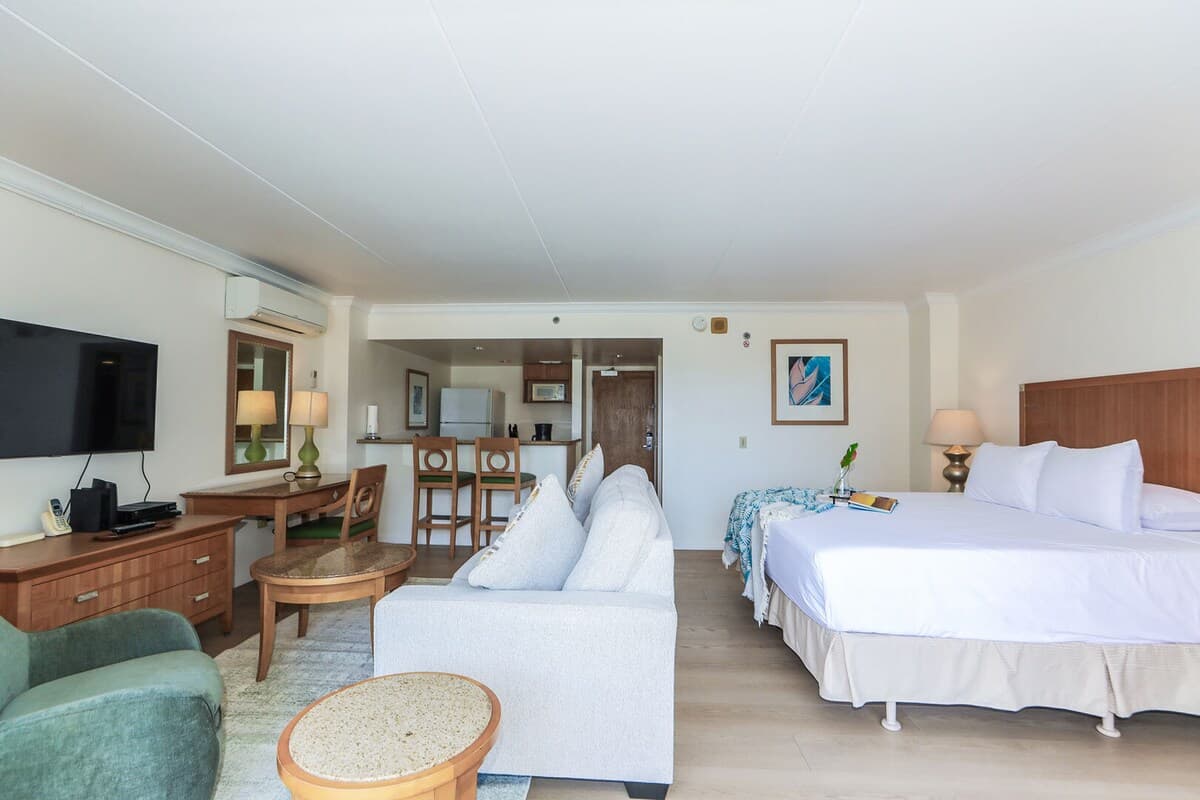 Condo in Honolulu · ★4.4 · 1 bedroom · 2 beds · 1 private bath - Photo 3
