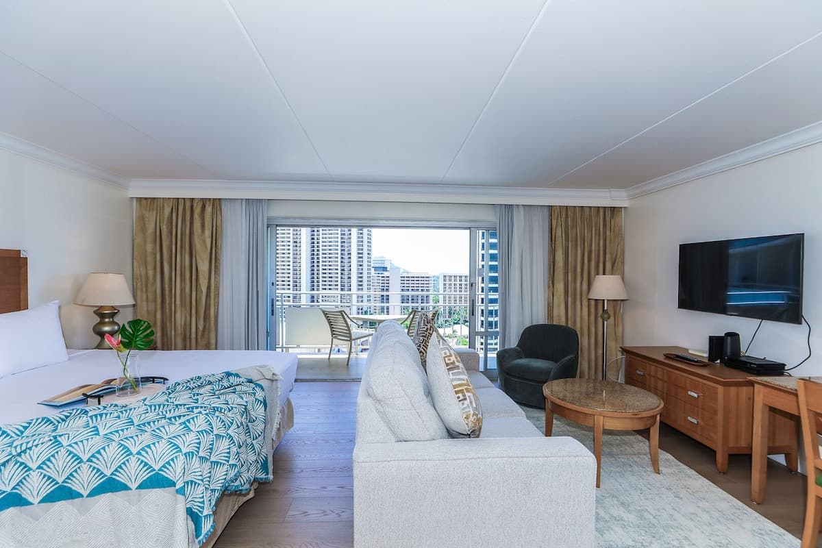 Condo in Honolulu · ★4.4 · 1 bedroom · 2 beds · 1 private bath - Photo 2