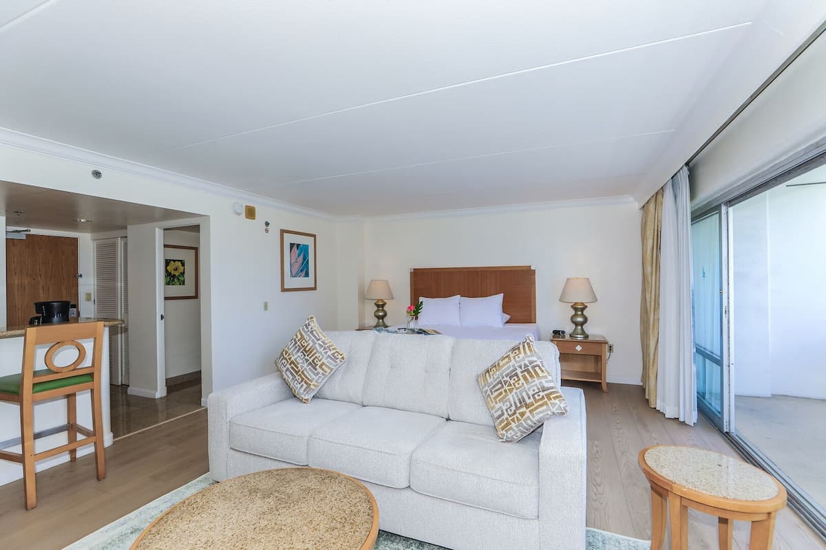Condo in Honolulu · ★4.4 · 1 bedroom · 2 beds · 1 private bath - Photo 4