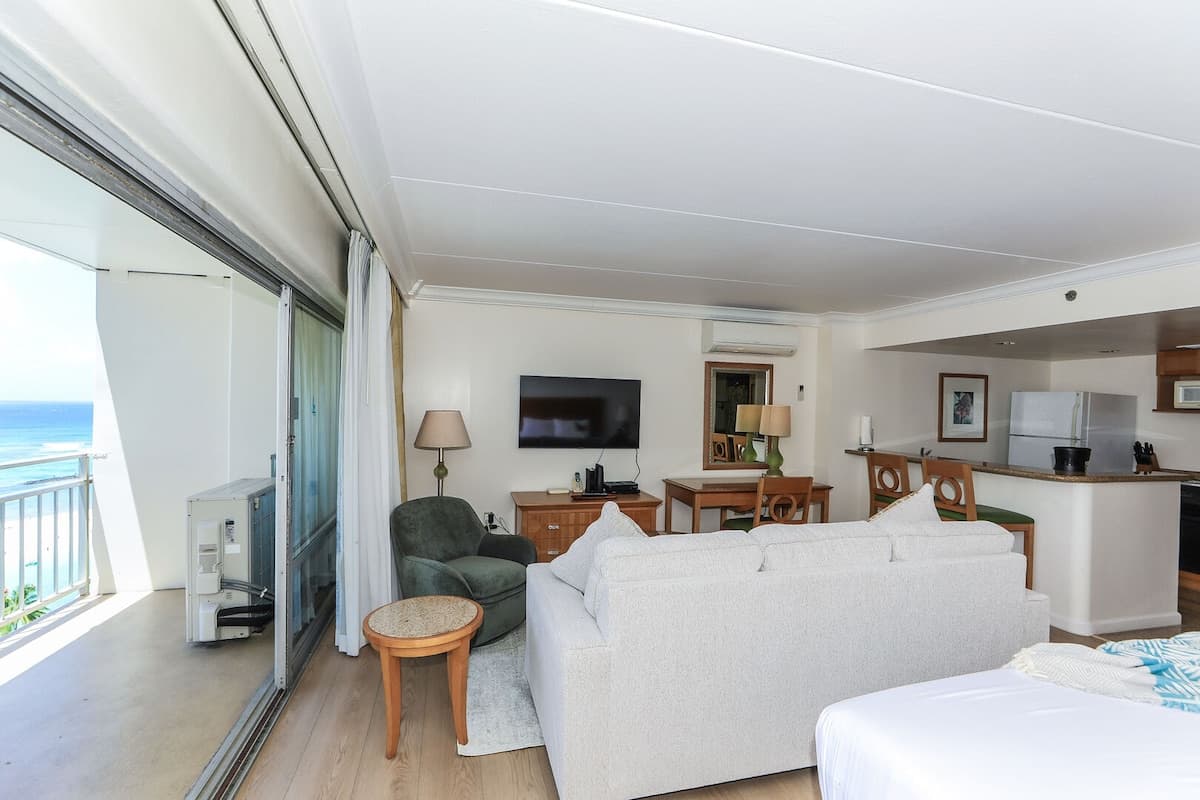 Condo in Honolulu · ★4.4 · 1 bedroom · 2 beds · 1 private bath - Photo 5