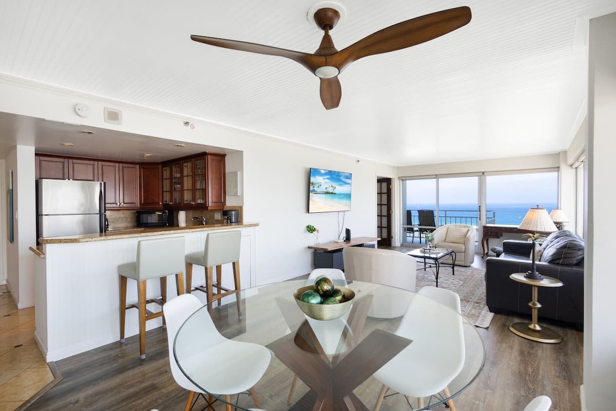 Condo in Honolulu · ★5.0 · 2 bedrooms · 3 beds · 2 private baths - Photo 4