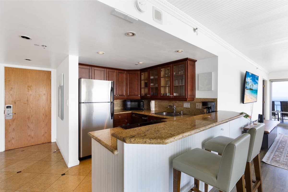 Condo in Honolulu · ★5.0 · 2 bedrooms · 3 beds · 2 private baths - Photo 5