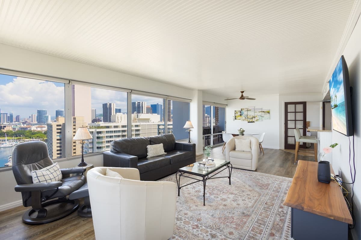 Condo in Honolulu · ★5.0 · 2 bedrooms · 3 beds · 2 private baths - Photo 2