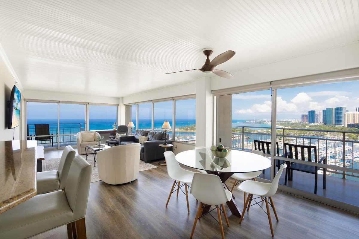 Condo in Honolulu · ★5.0 · 2 bedrooms · 3 beds · 2 private baths - Photo 3