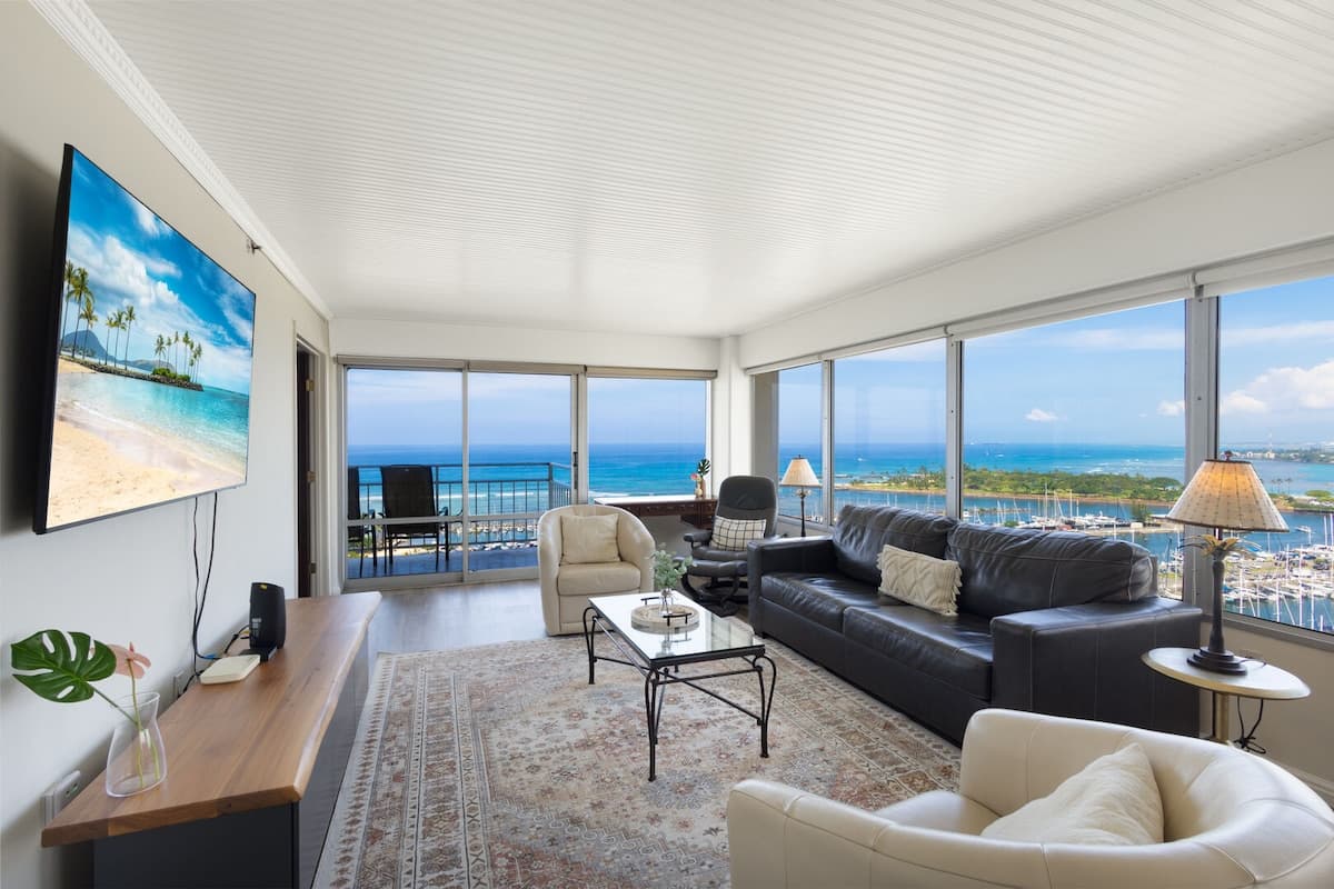 Condo in Honolulu · ★5.0 · 2 bedrooms · 3 beds · 2 private baths - Photo 1