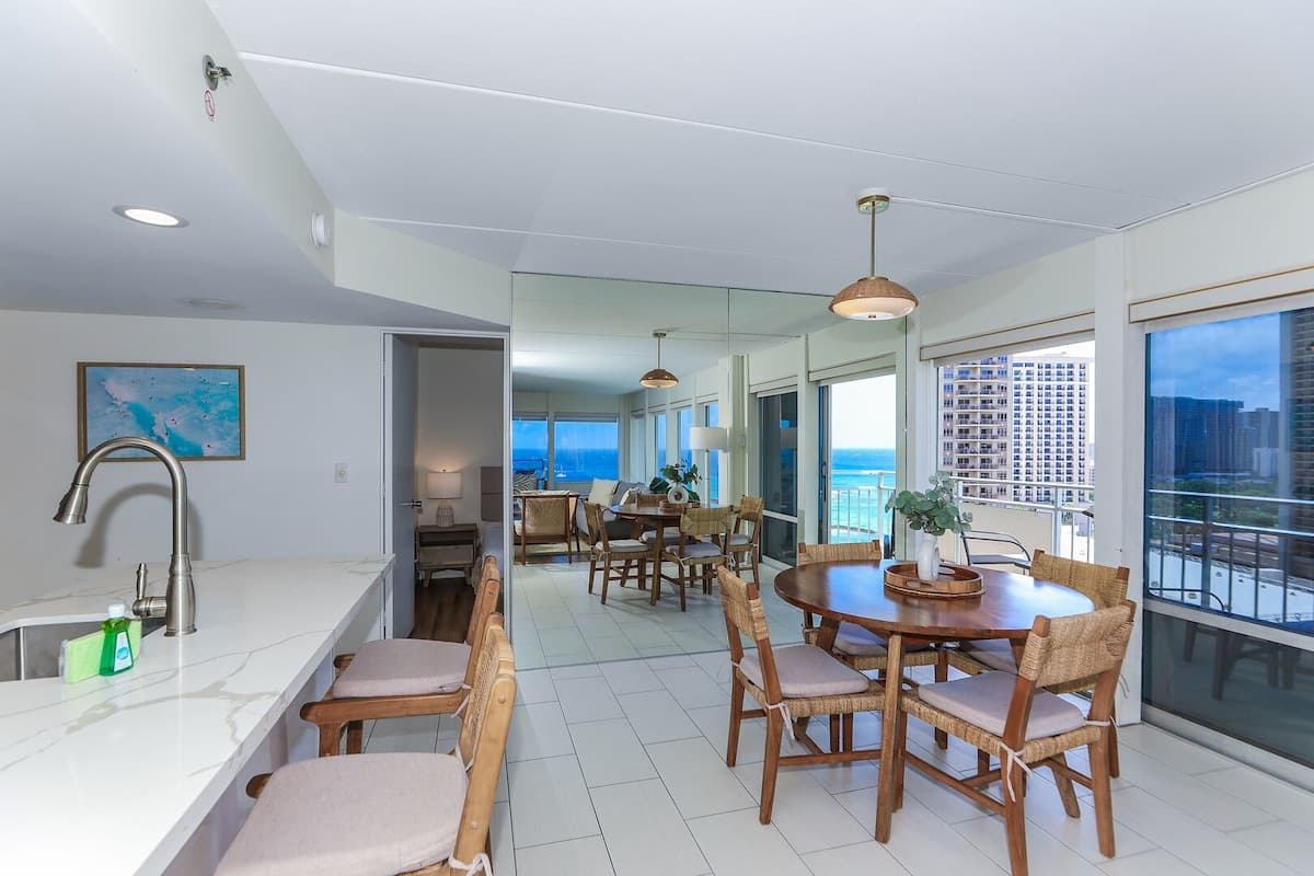 Condo in Honolulu · ★4.5 · 2 bedrooms · 4 beds · 2 baths - Photo 3
