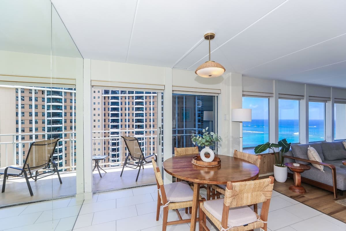Condo in Honolulu · ★4.5 · 2 bedrooms · 4 beds · 2 baths - Photo 4
