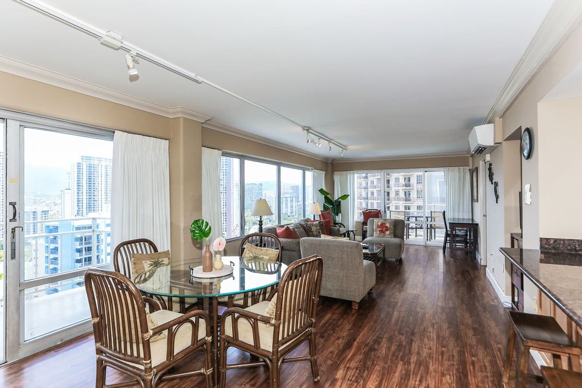 Condo in Honolulu · ★4.58 · 2 bedrooms · 2 beds · 2 private baths - Photo 4