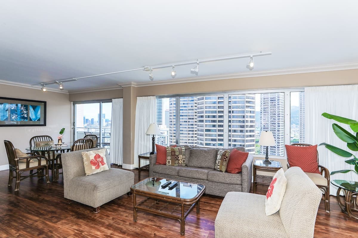 Condo in Honolulu · ★4.58 · 2 bedrooms · 2 beds · 2 private baths - Photo 2