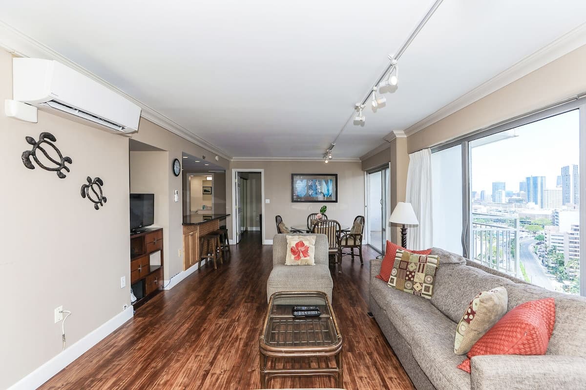 Condo in Honolulu · ★4.58 · 2 bedrooms · 2 beds · 2 private baths - Photo 1