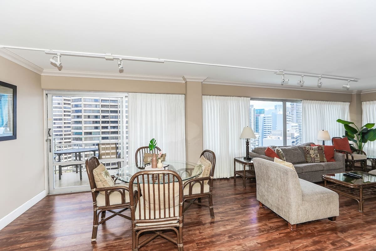 Condo in Honolulu · ★4.58 · 2 bedrooms · 2 beds · 2 private baths - Photo 5