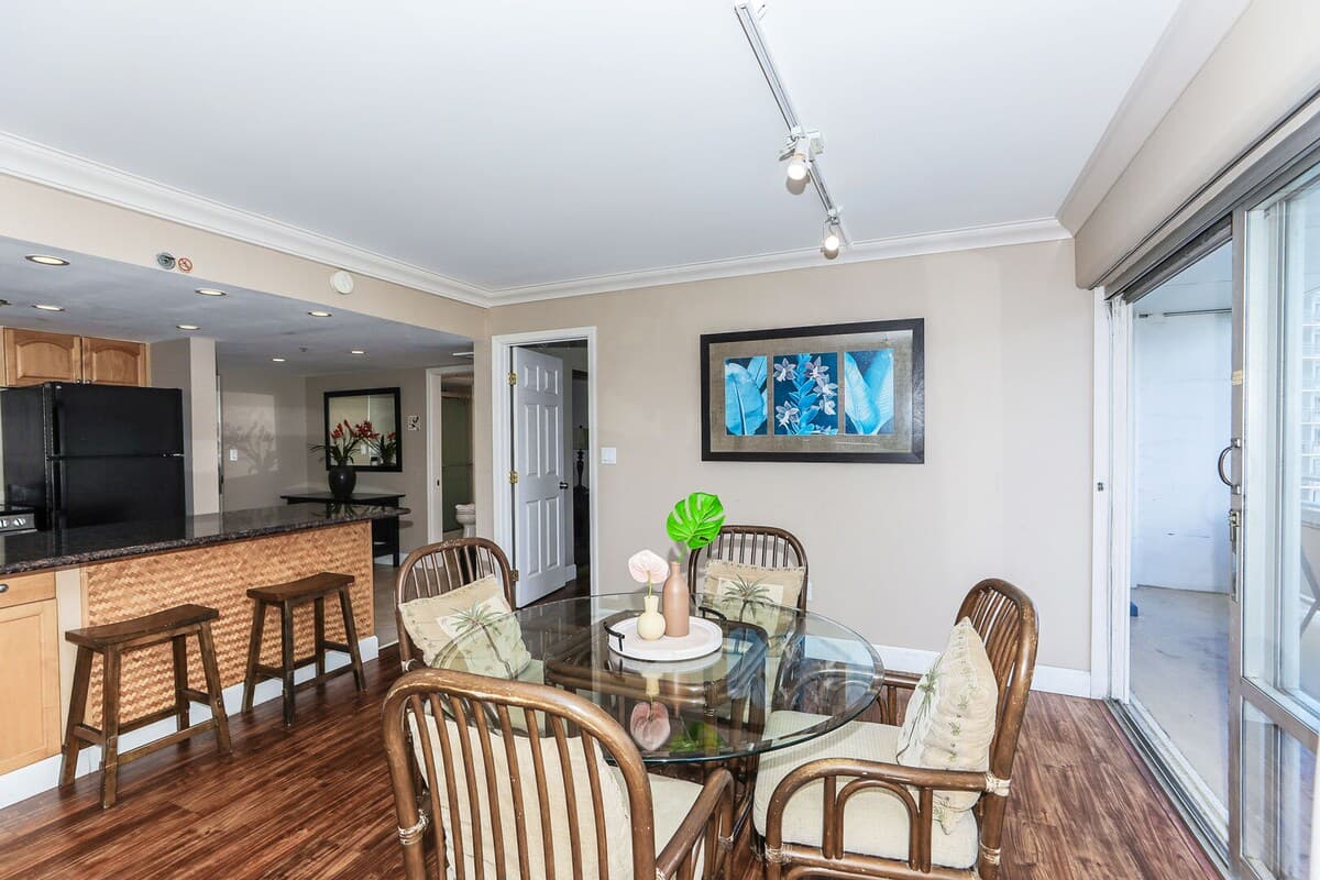 Condo in Honolulu · ★4.58 · 2 bedrooms · 2 beds · 2 private baths - Photo 3