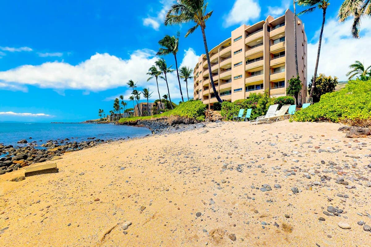 Walk to Beach 1BR Oceanfront, Patio, Pool - Photo 3