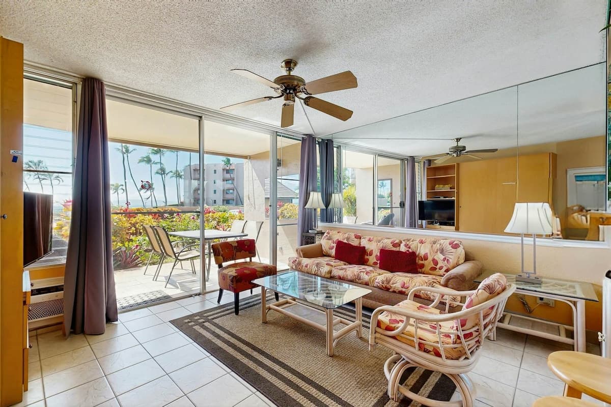 Walk to Beach 1BR Oceanfront, Patio, Pool - Photo 2