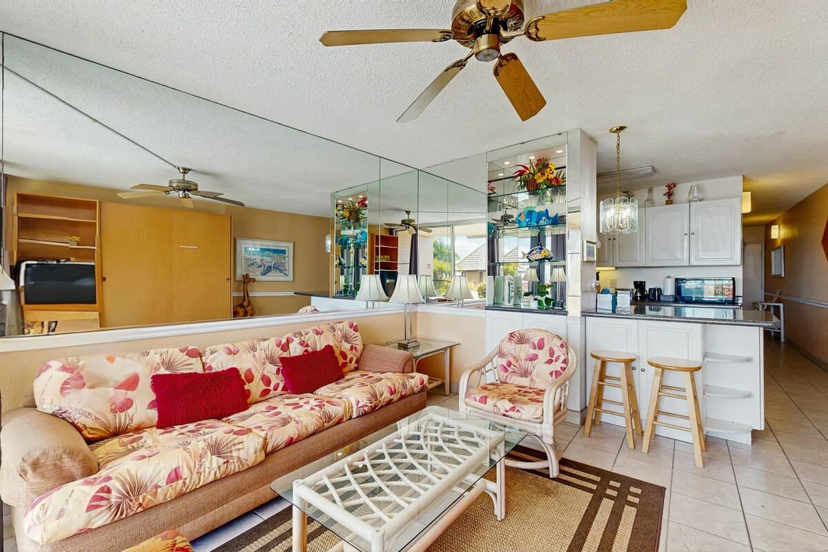 Walk to Beach 1BR Oceanfront, Patio, Pool - Photo 5