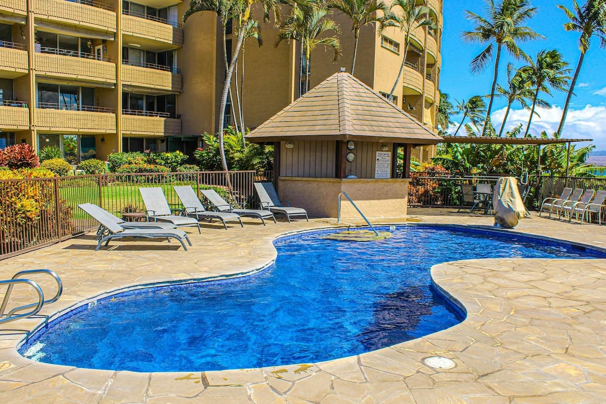 Walk to Beach 1BR Oceanfront, Patio, Pool - Photo 1