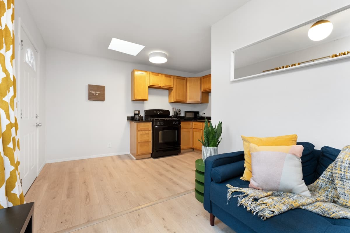 Cozy Frick Cottage, Queen Bed, Full Kitchen - Photo 3