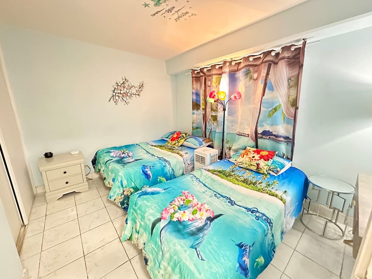 Condo in Honolulu · ★4.75 · 2 bedrooms · 3 beds · 1 private bath - Photo 3