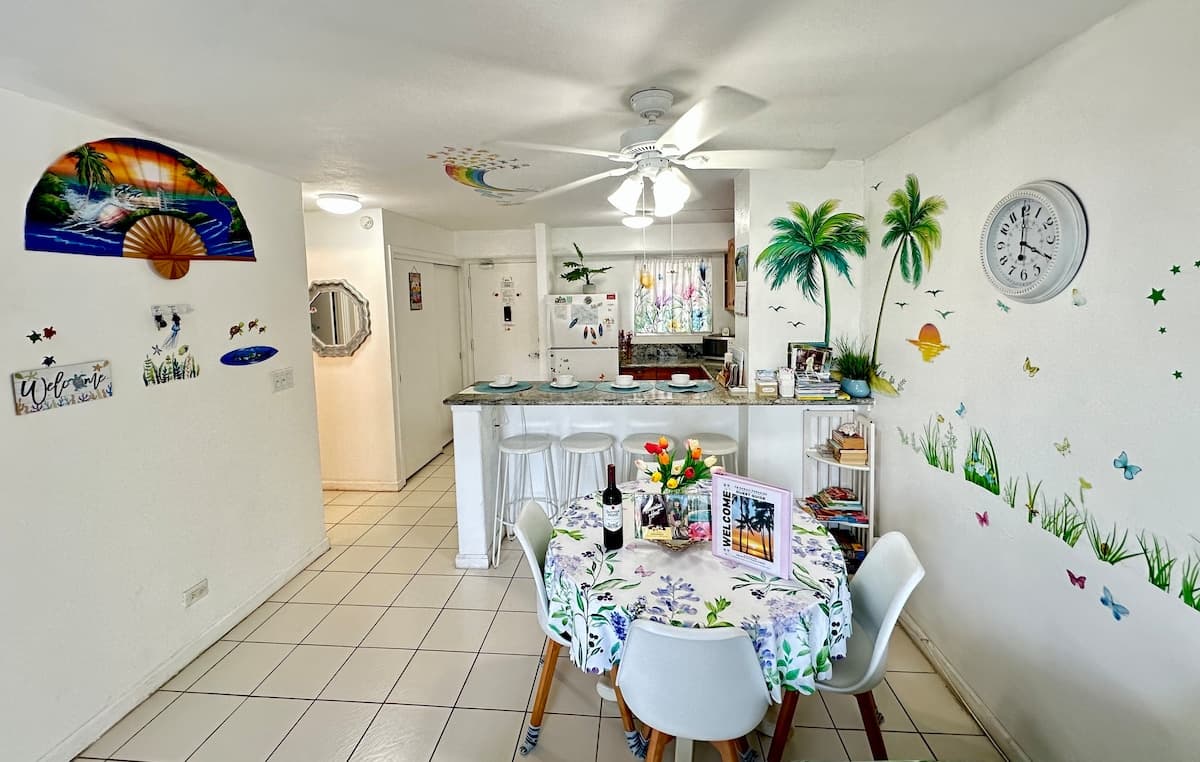 Condo in Honolulu · ★4.75 · 2 bedrooms · 3 beds · 1 private bath - Photo 1