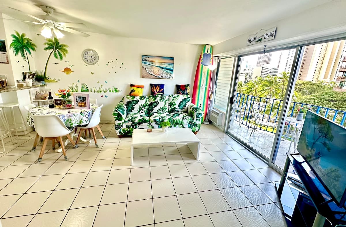 Condo in Honolulu · ★4.75 · 2 bedrooms · 3 beds · 1 private bath - Photo 5