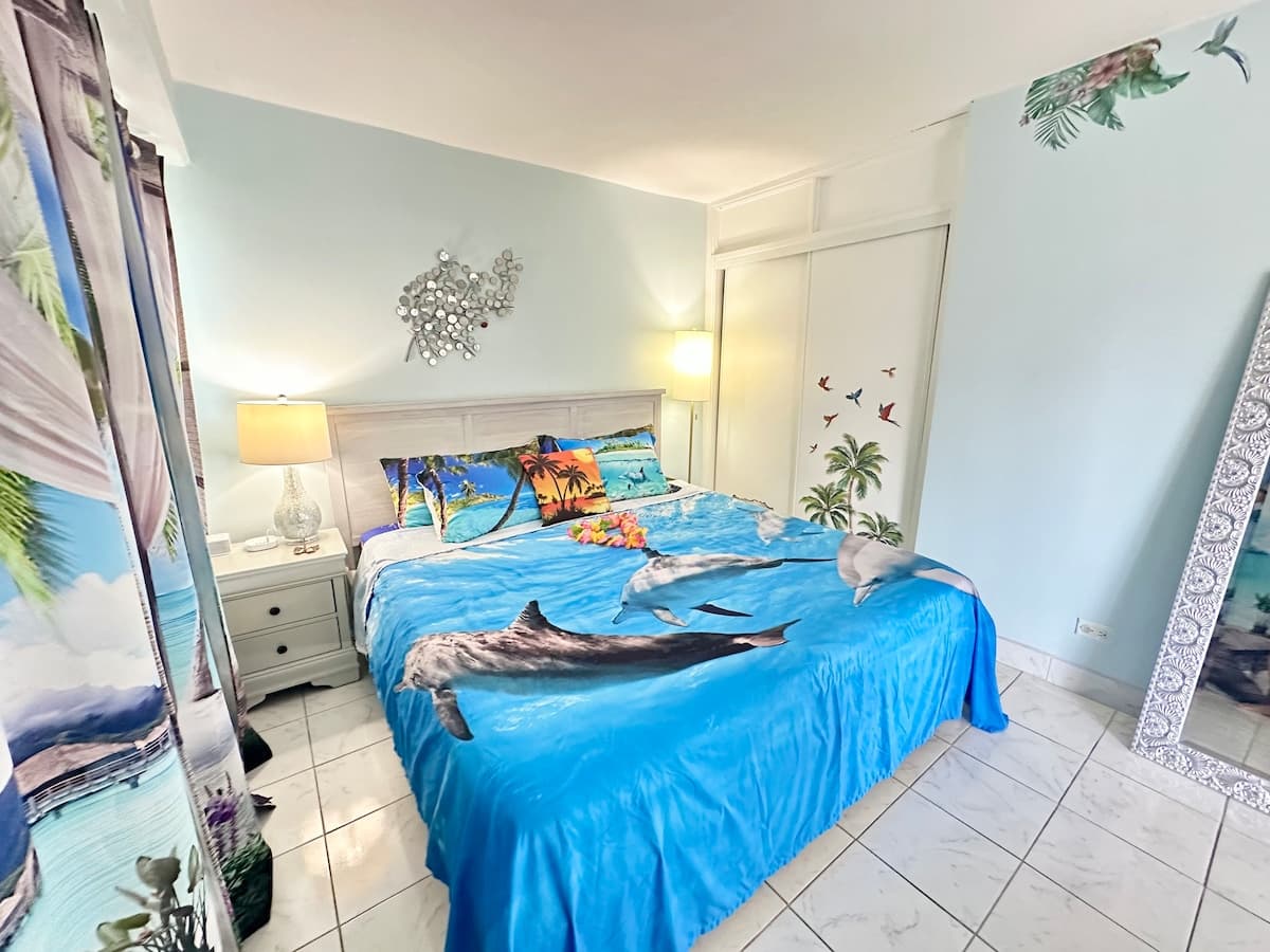 Condo in Honolulu · ★4.75 · 2 bedrooms · 3 beds · 1 private bath - Photo 2