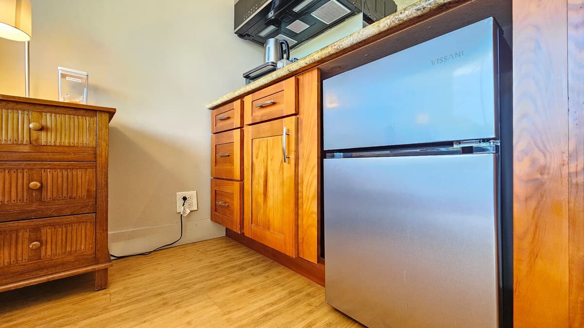 Condo in Honolulu · ★4.51 · Studio · 1 bed · 1 private bath - Photo 4