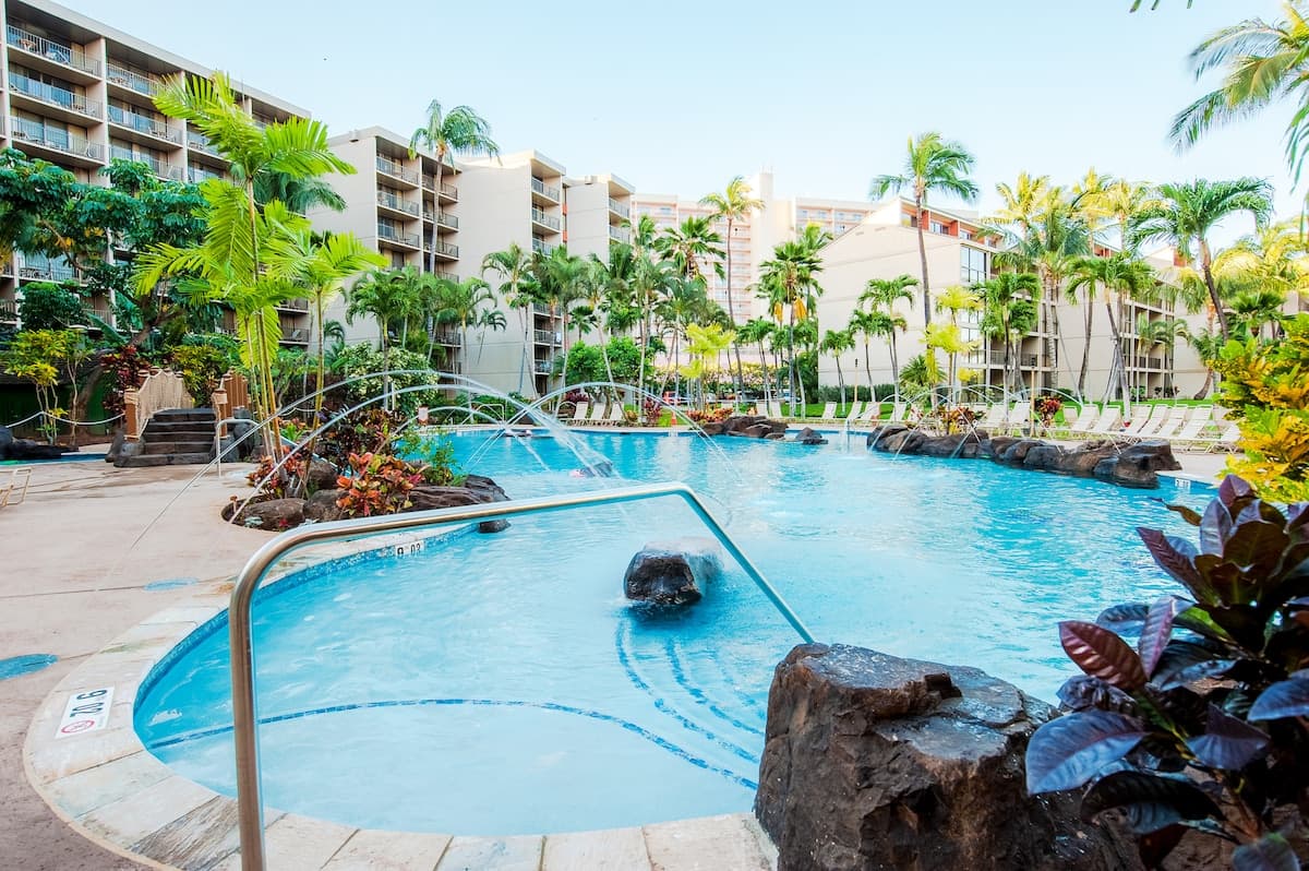 Condo in Lahaina · ★4.83 · 1 bedroom · 2 beds · 1 shared bath - Photo 2