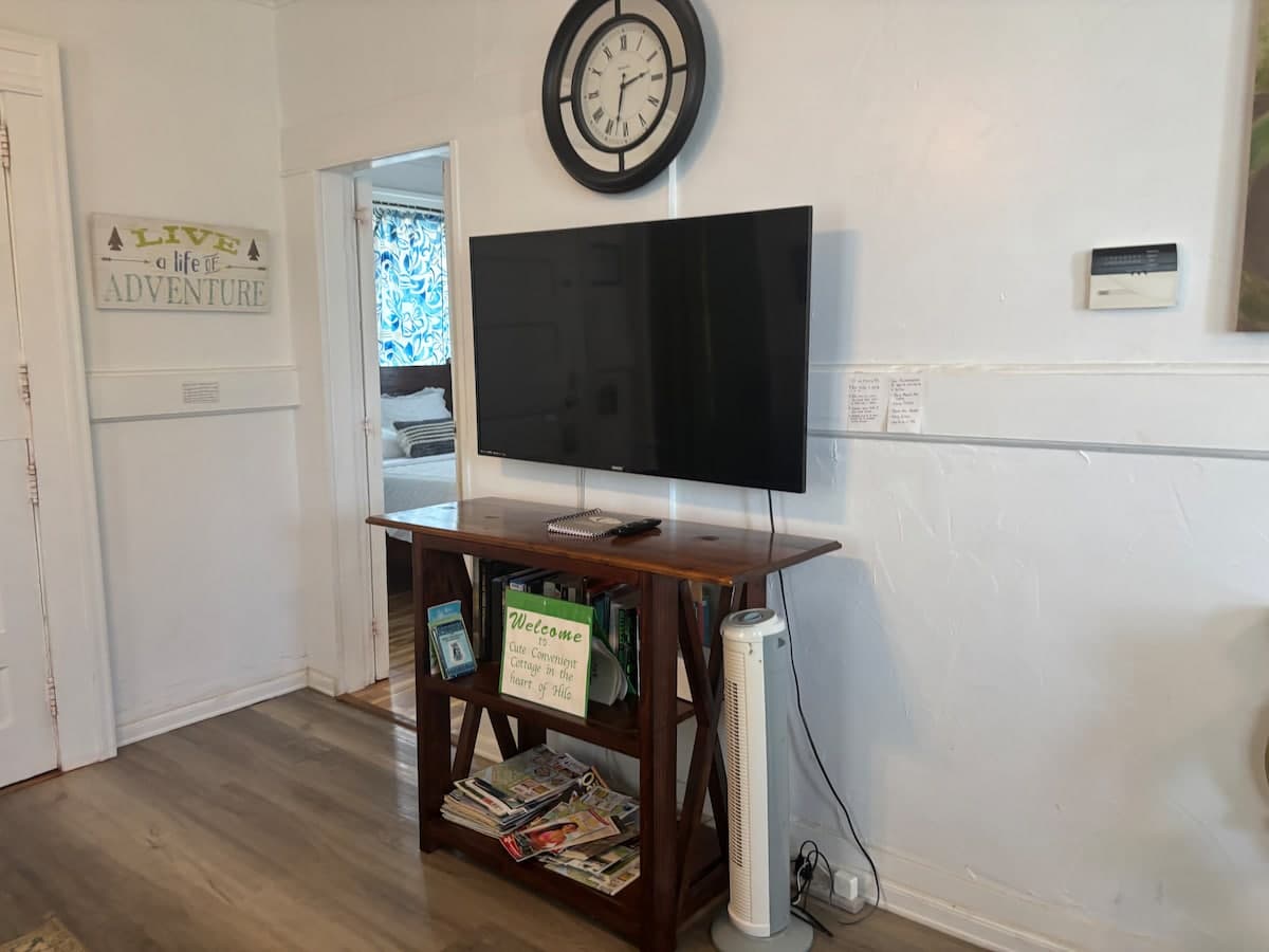 Home in Hilo · ★4.87 · 2 bedrooms · 2 beds · 1 shared bath - Photo 2