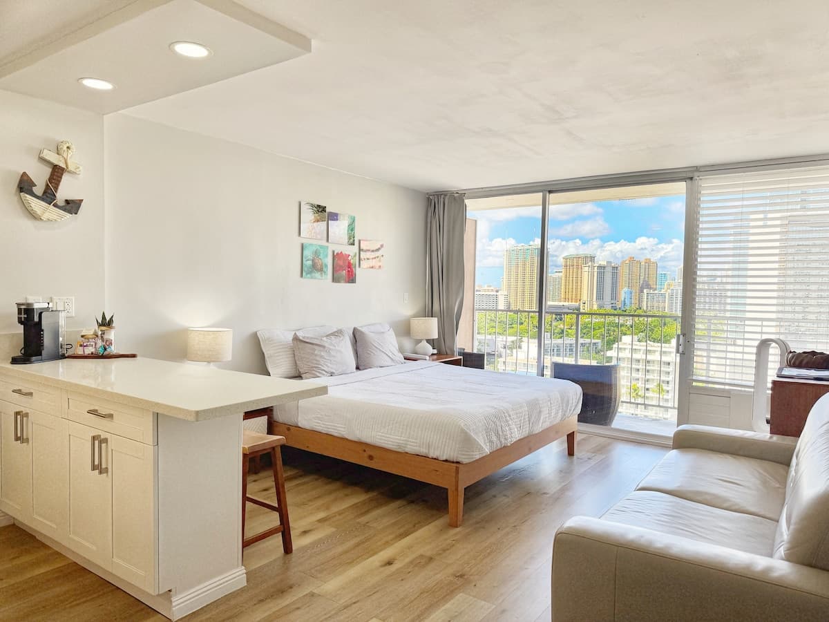 Condo in Honolulu · ★4.9 · Studio · 1 bed · 1 shared bath - Photo 1