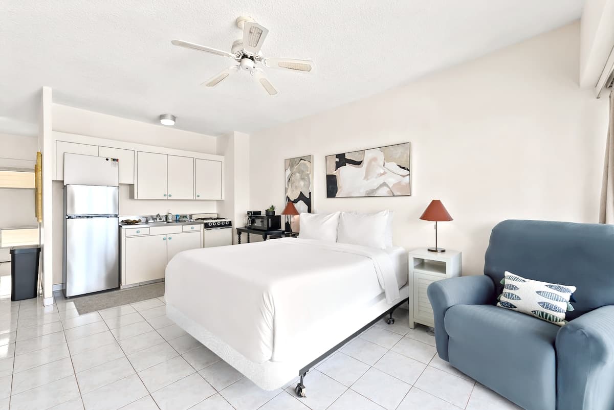 Condo in Honolulu · ★4.95 · Studio · 1 bed · 1 private bath - Photo 1
