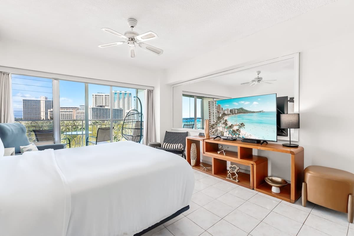 Condo in Honolulu · ★4.95 · Studio · 1 bed · 1 private bath - Photo 3