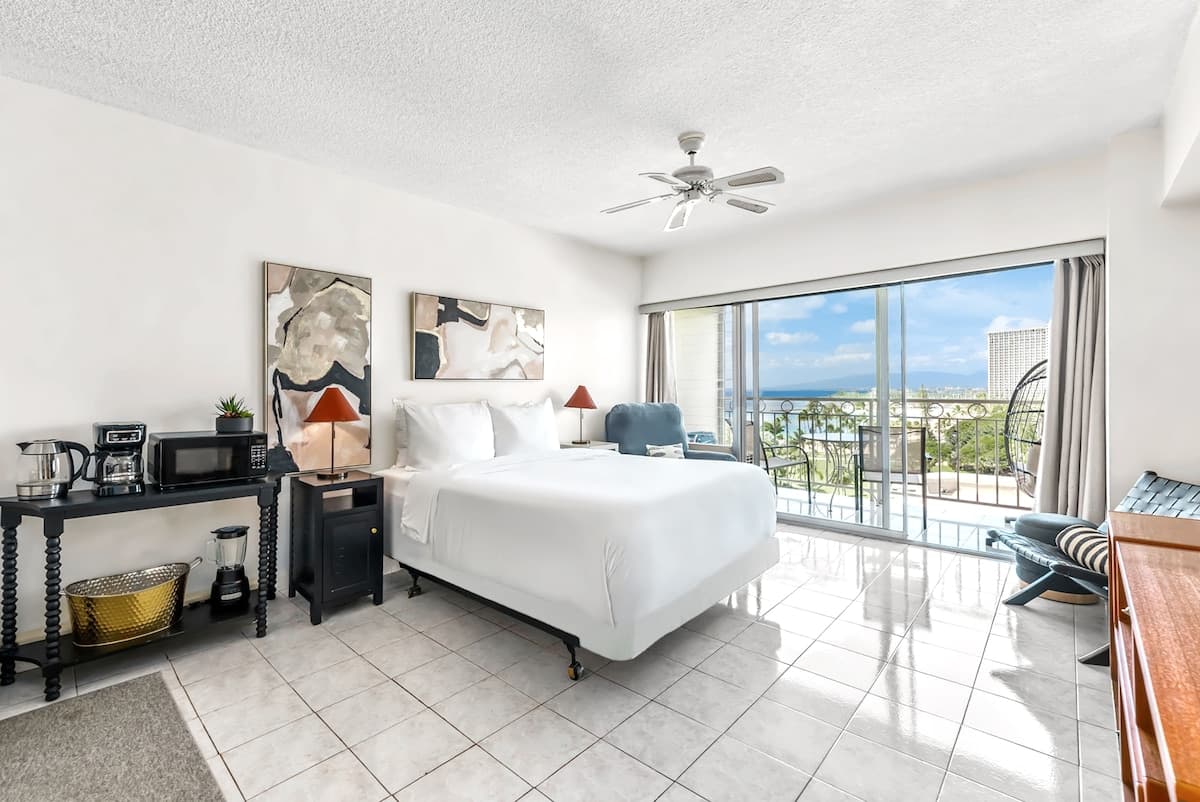 Condo in Honolulu · ★4.95 · Studio · 1 bed · 1 private bath - Photo 2