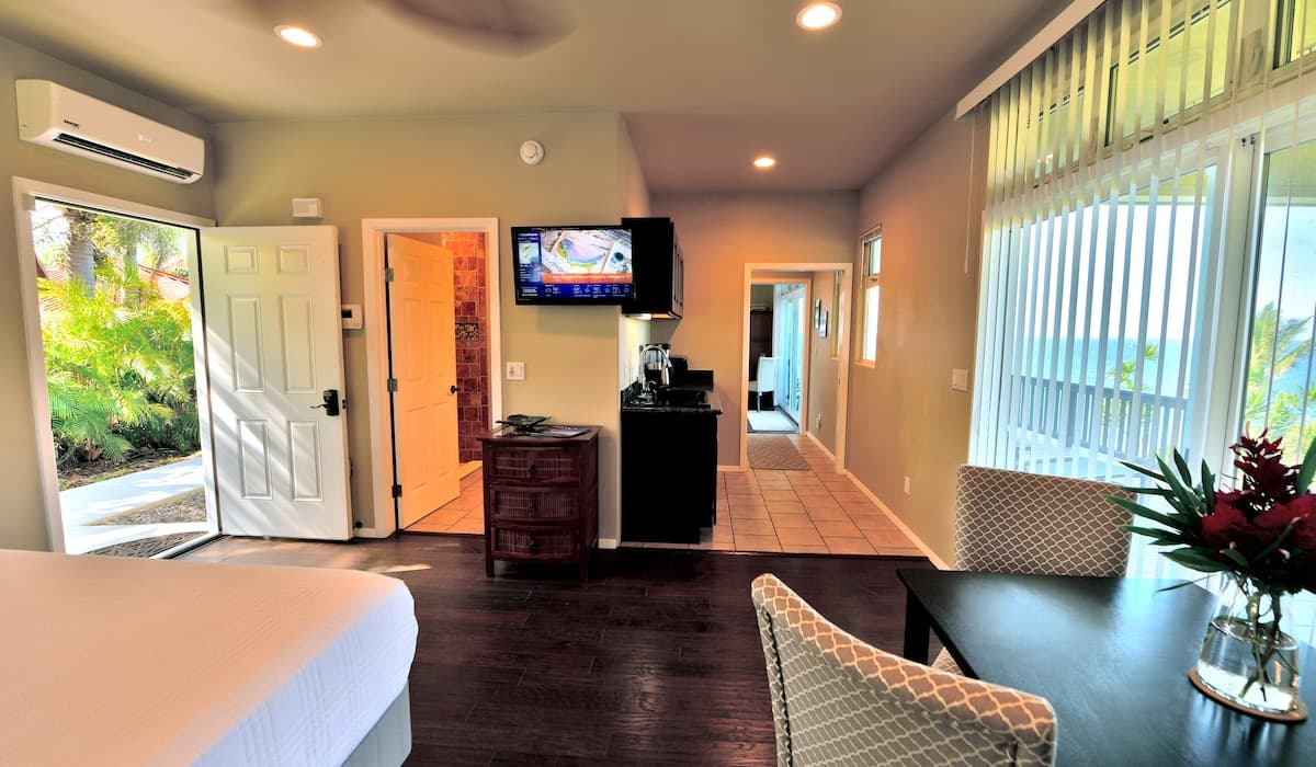 Heavenly Hakalau: Oceanfront Cliff House - Photo 5