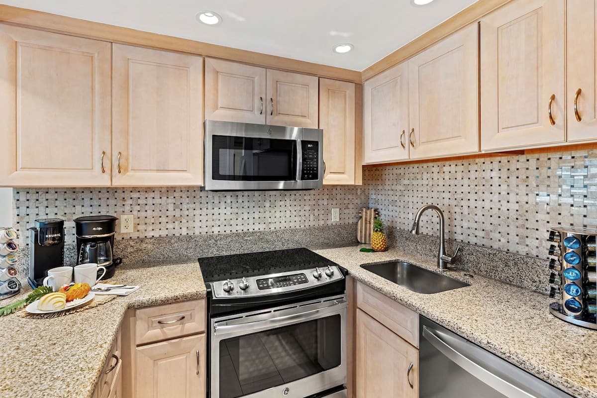 Condo in Lahaina · ★4.77 · 1 bedroom · 1 bed · 2 baths - Photo 5