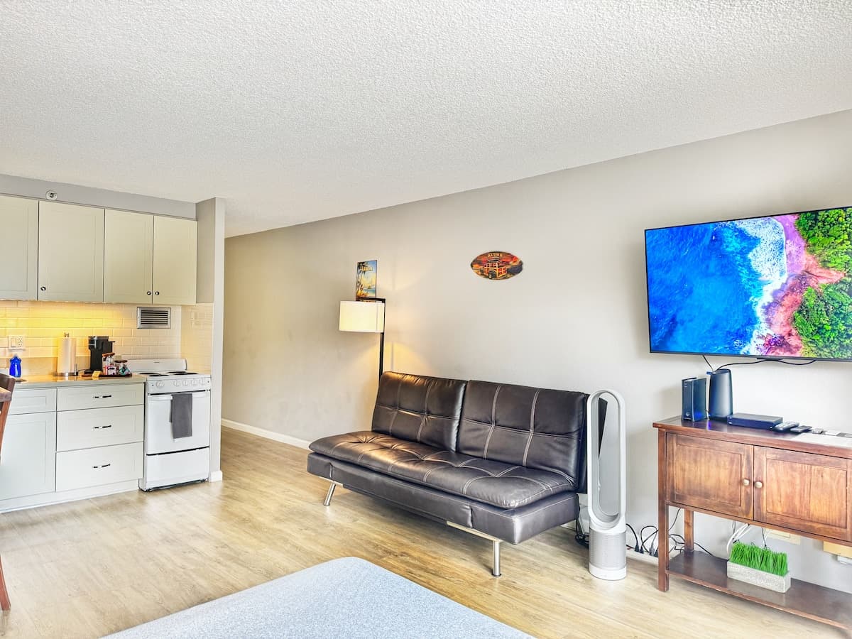 Condo in Honolulu · ★4.81 · Studio · 2 beds · 1 private bath - Photo 2