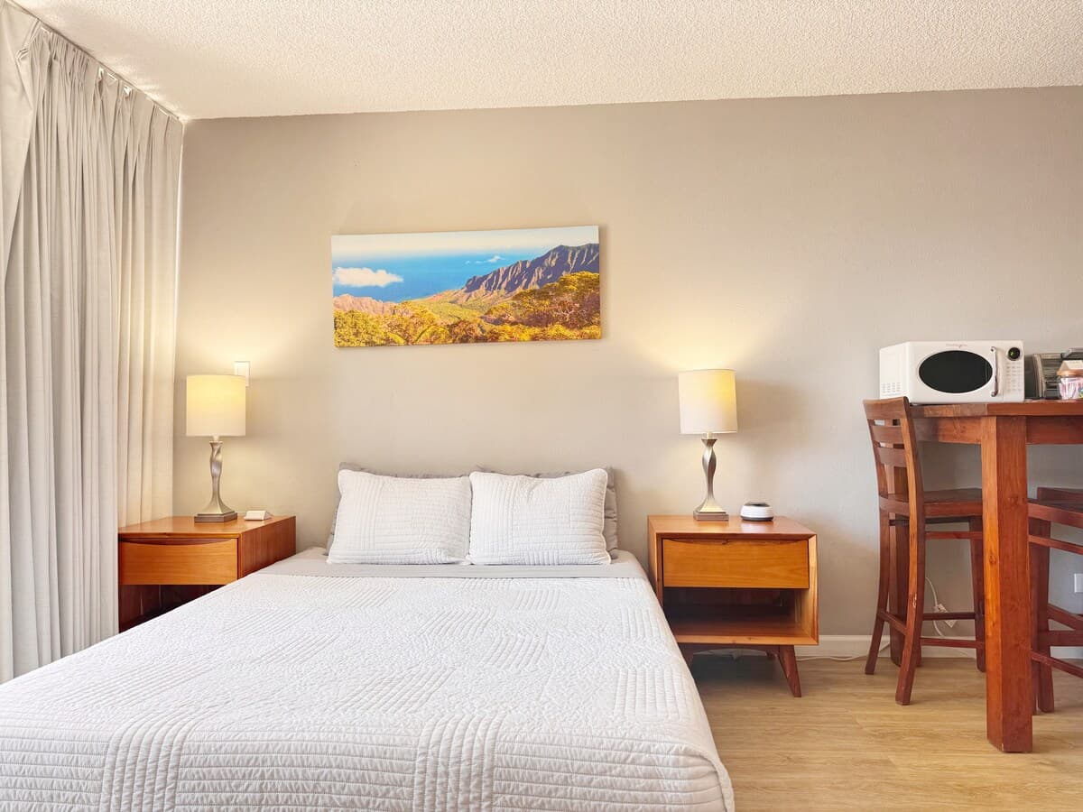Condo in Honolulu · ★4.81 · Studio · 2 beds · 1 private bath - Photo 5