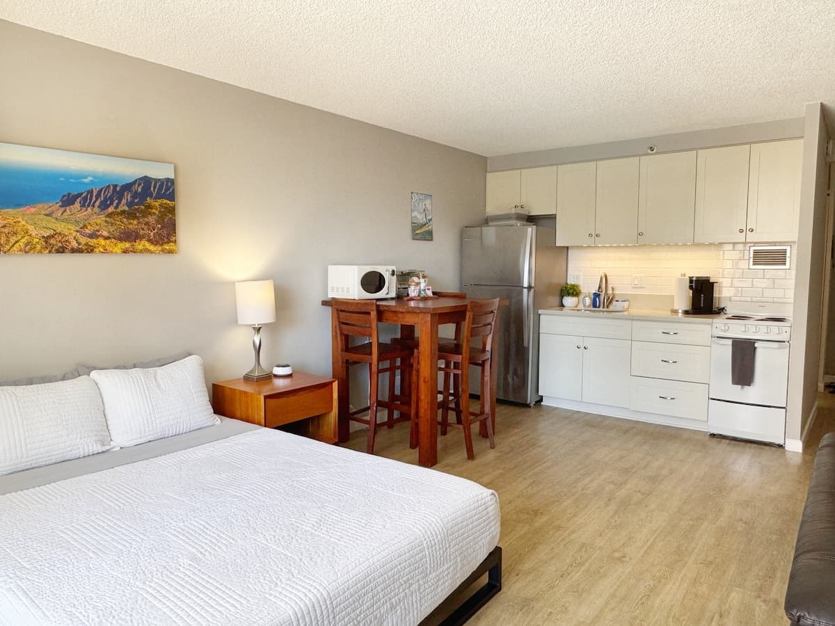 Condo in Honolulu · ★4.81 · Studio · 2 beds · 1 private bath - Photo 4