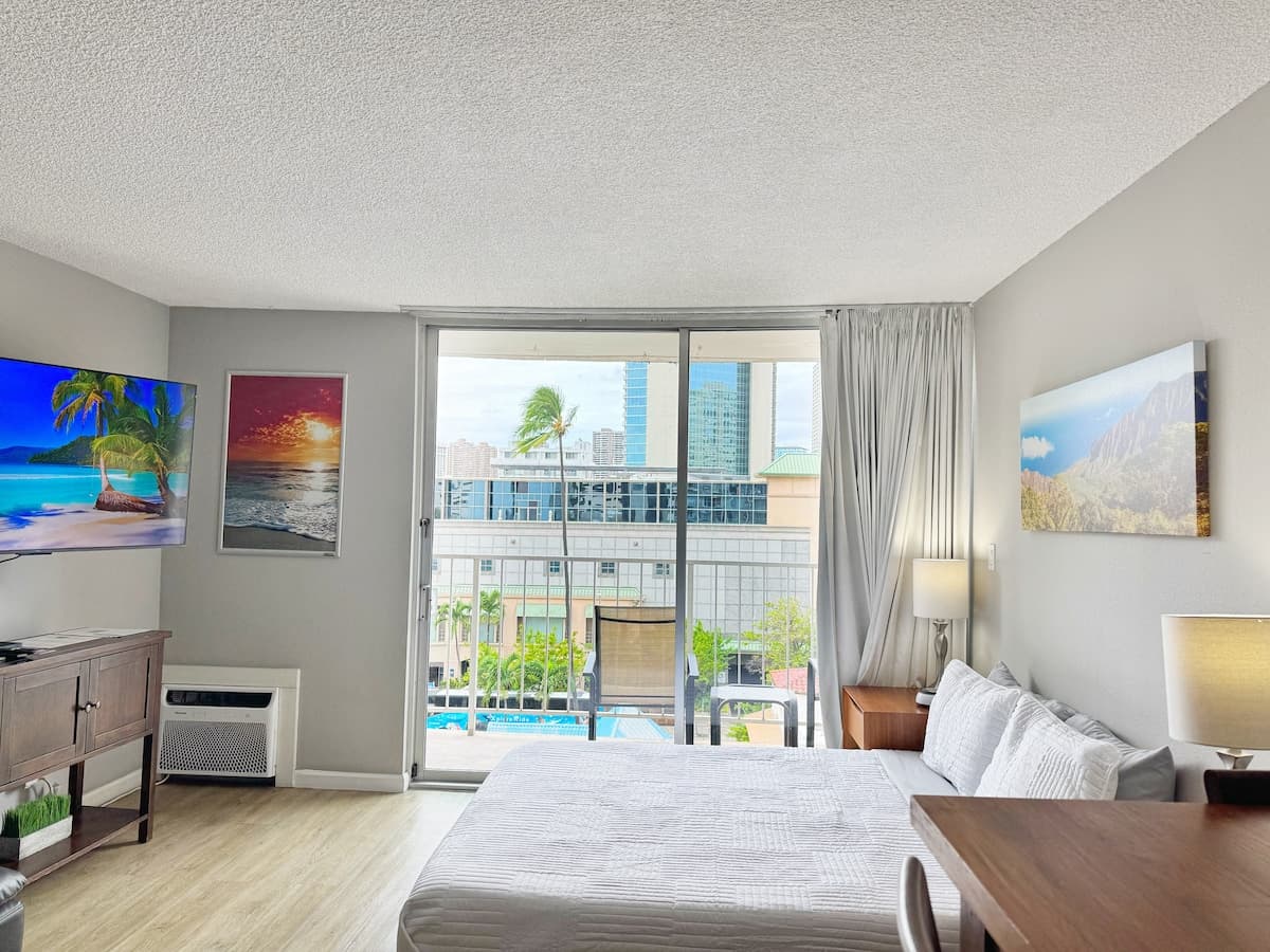Condo in Honolulu · ★4.81 · Studio · 2 beds · 1 private bath - Photo 3