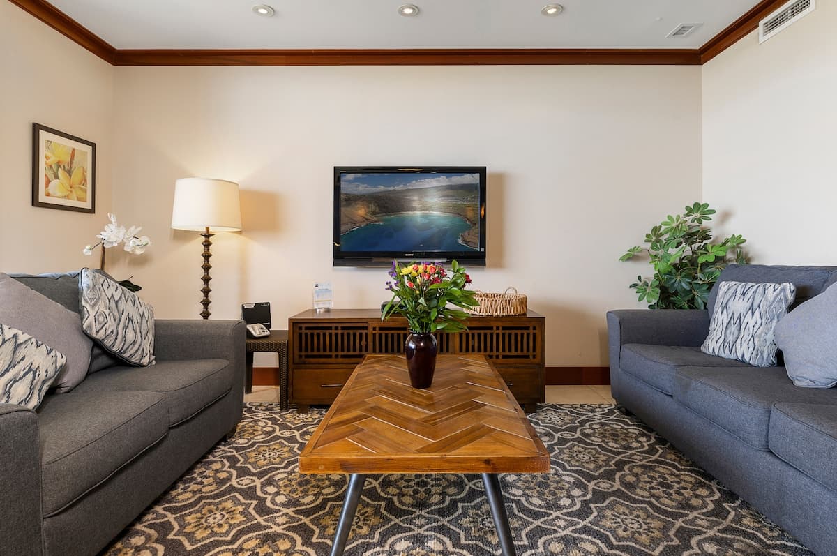 Villa in Honolulu County · ★4.88 · 2 bedrooms · 4 beds · 2 private baths - Photo 4